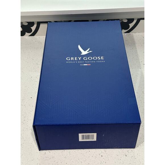 2 New Etched Grey Goose Vodka Crystal Martini Cocktail Glasses + Bottle Tin - Picture 2 of 4